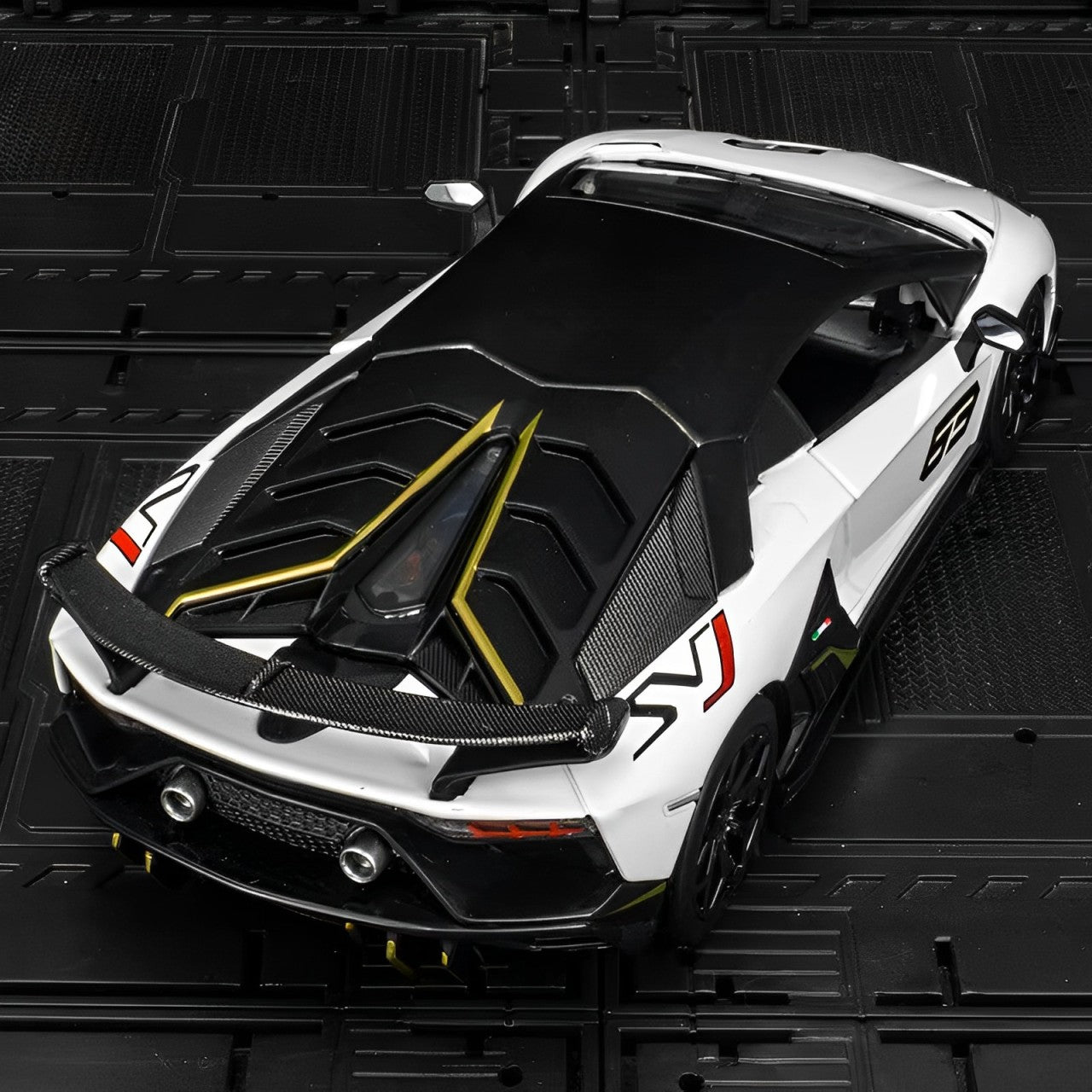 Diecast Model Officially Licensed Lamborghini Aventador 1/24 | نموذج داي كاست مرخّص رسميًا لامبورغيني أفينتادور بمقياس 1:24