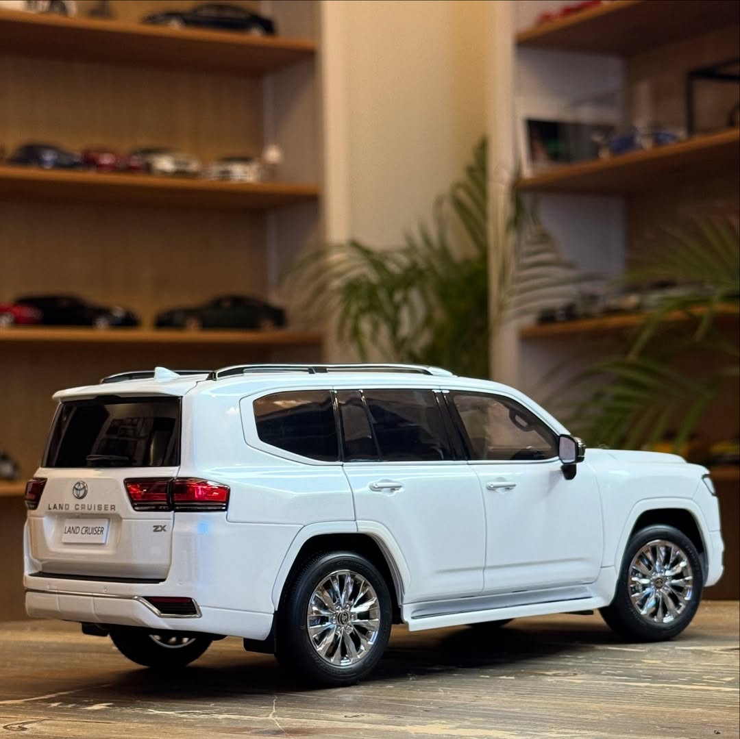 Toyota Land Cruiser LC300 1:28 | تويوتا لاند كروزر LC300