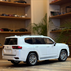 Toyota Land Cruiser LC300 1:28 | تويوتا لاند كروزر LC300